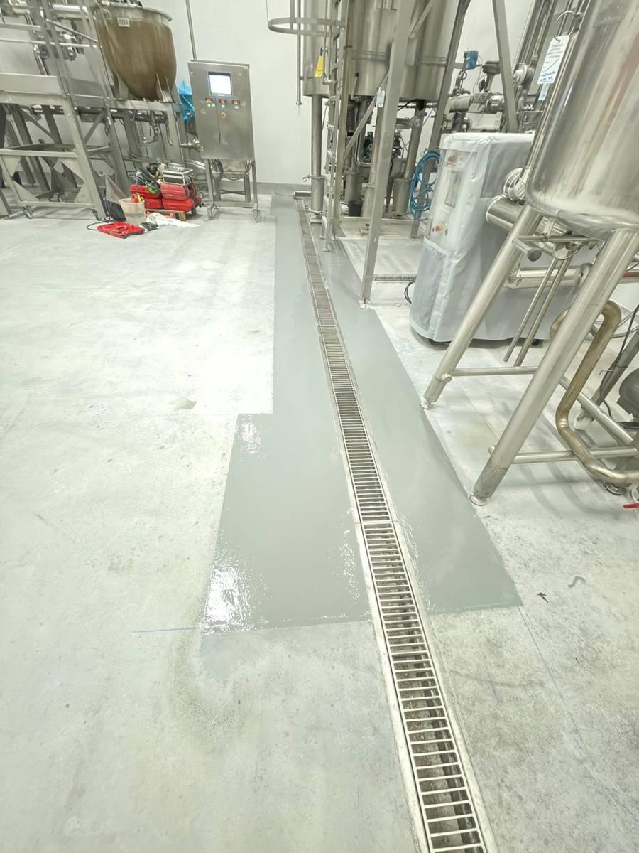 réparation dallage usine cosmétique résine polyaspartique