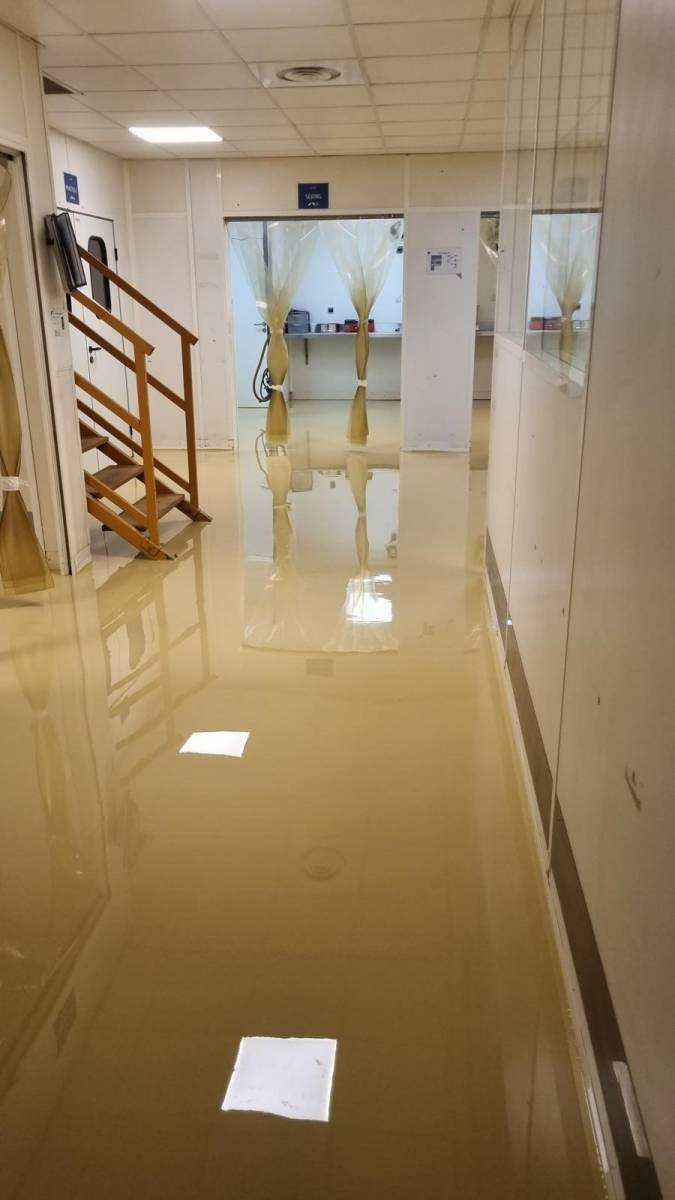 Rénovation d’un sol industriel avec résine auto-lissante époxy dans un laboratoire cosmétique à Montpellier (34)